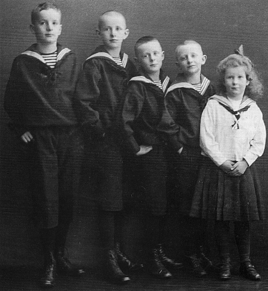 Datei:Tisa mit Geschwistern.jpg